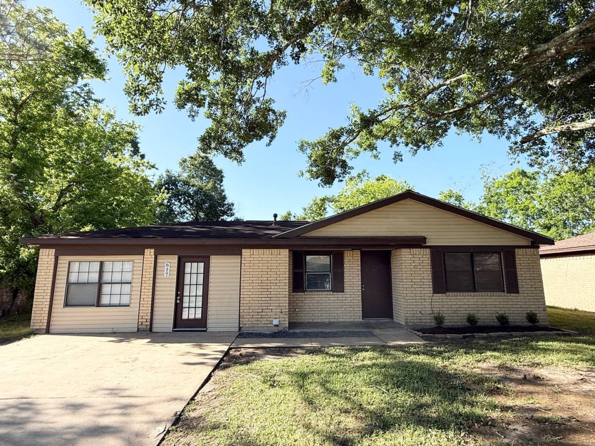 Apartment for rent at 617 W Mimosa St, Angleton, TX 77515