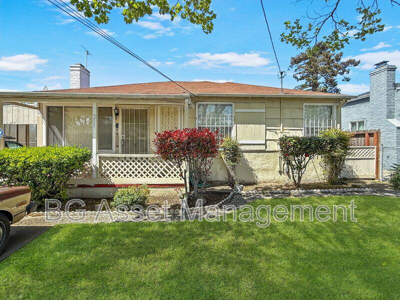 House for rent at 571 El Paseo Dr, Oakland, CA 94603
