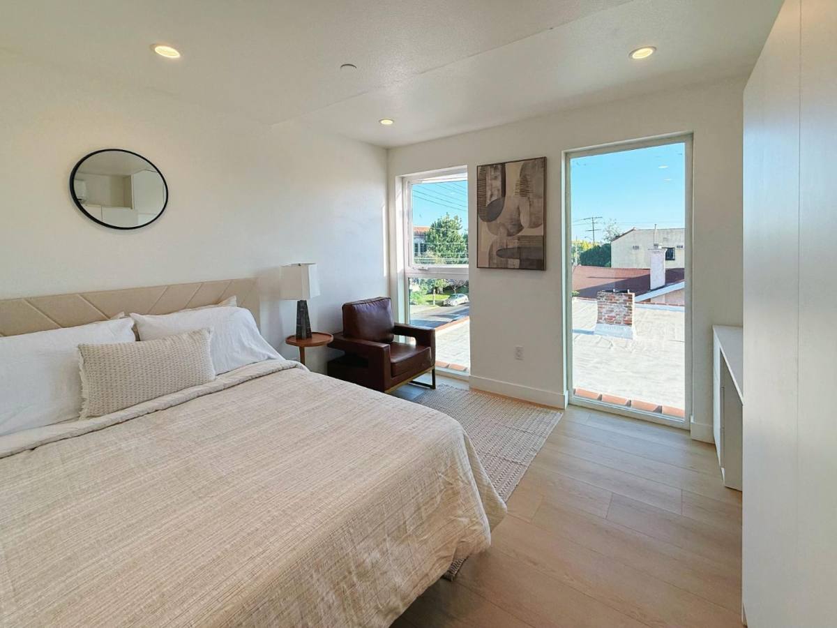 1929 N Commonwealth Ave #211, Los Angeles, CA 90027