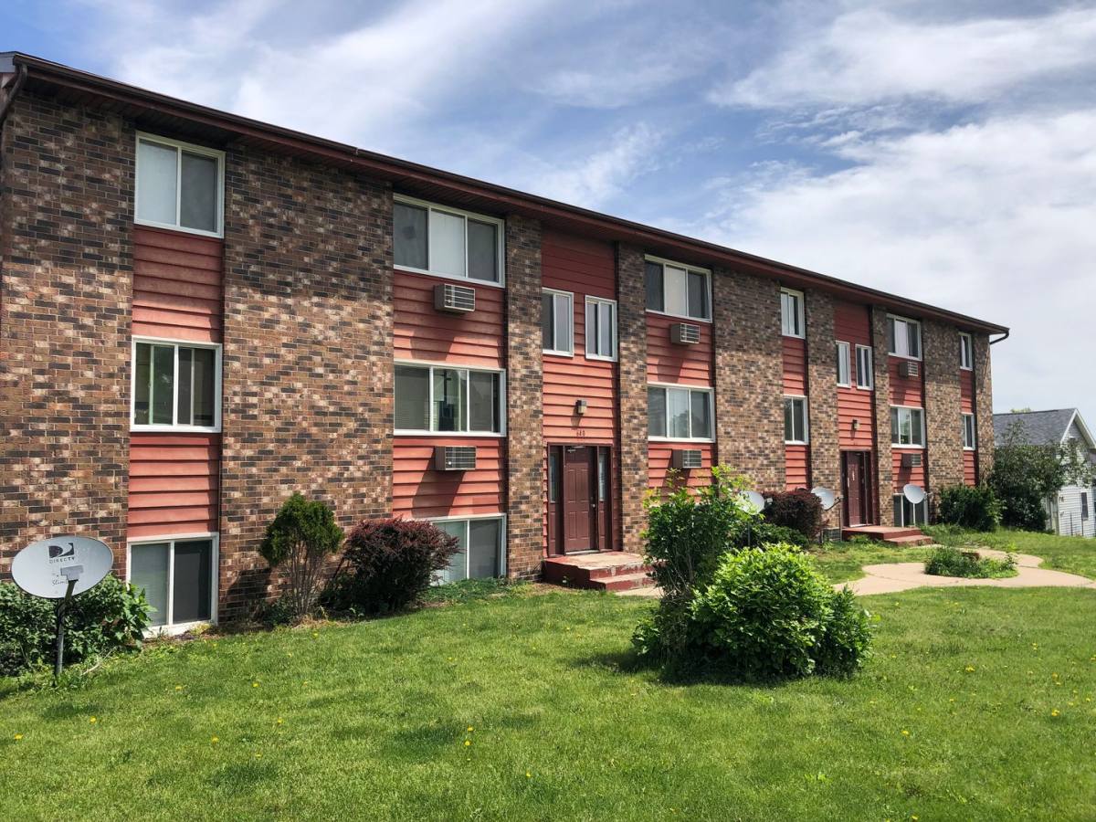 Apartment for rent at 640 16th Ave SW, Cedar Rapids, IA 52404