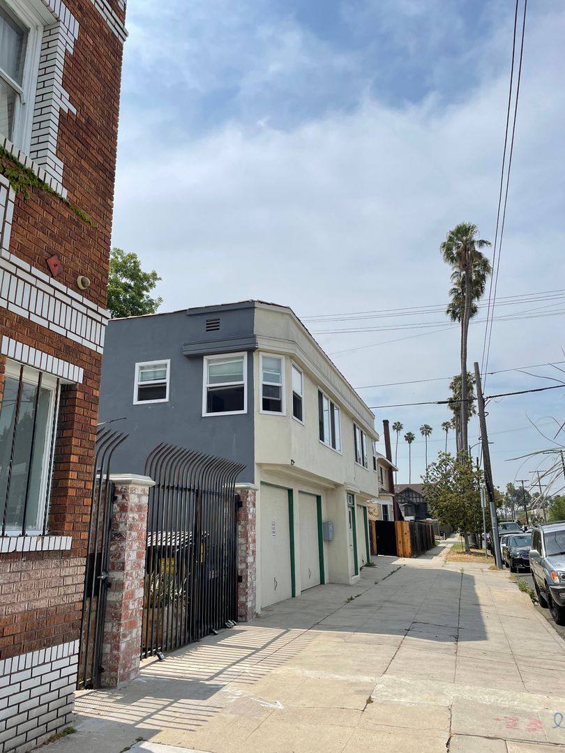 Apartment for rent at 1906 Cimarron St, Los Angeles, CA 90018