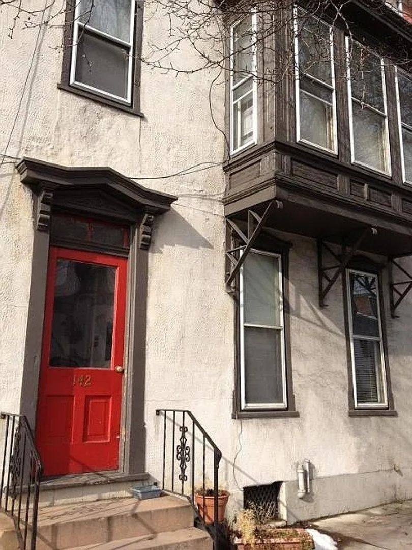 Apartment for rent at 142 S Hanover St, Carlisle, PA 17013