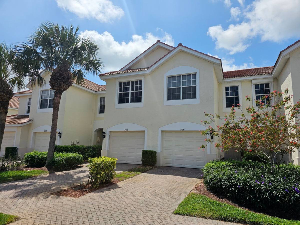 Townhouse for rent at 960 Hampton Circle, Naples, FL 34105