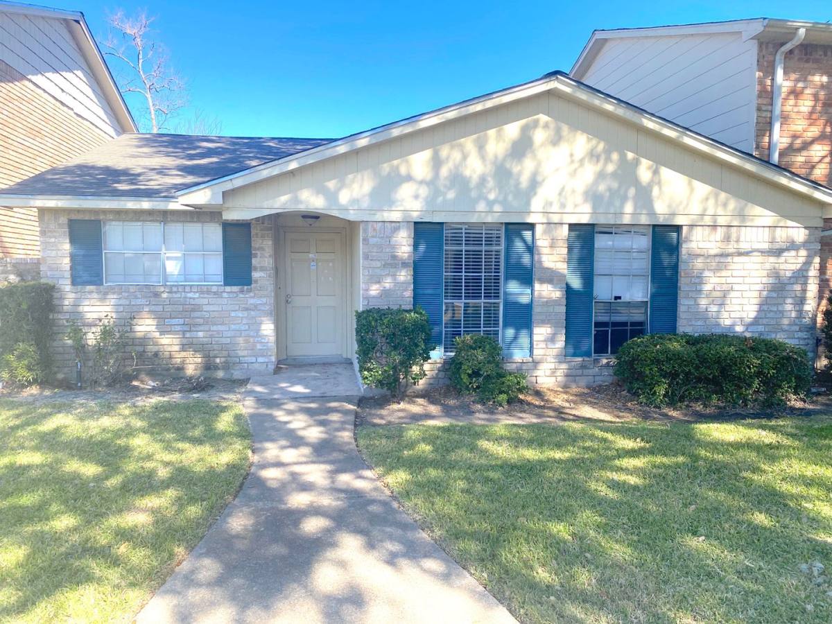 Townhouse for rent at 6620 Westwick Dr, Houston, TX 77072