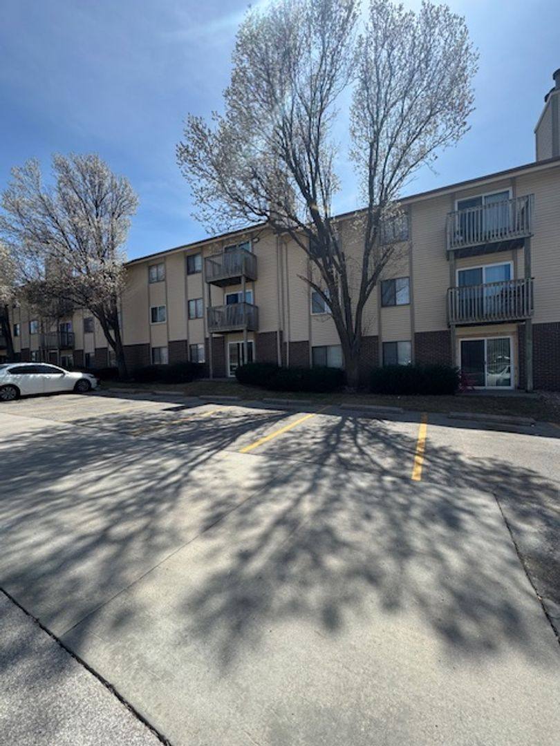 Apartment for rent at 10919 Cottonwood Lane, Omaha, NE 68164