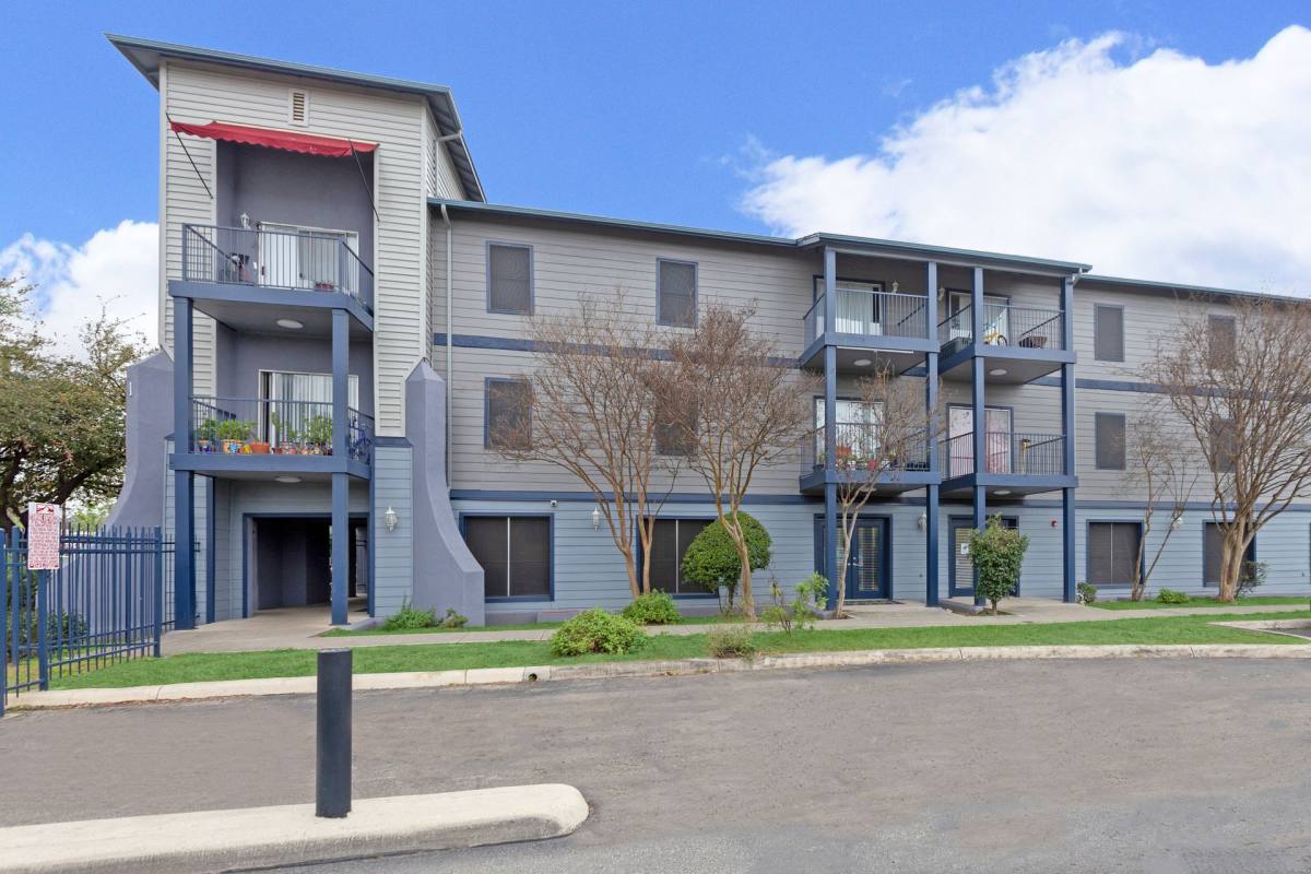 Apartment for rent at 4243 W Commerce St, San Antonio, TX 78237
