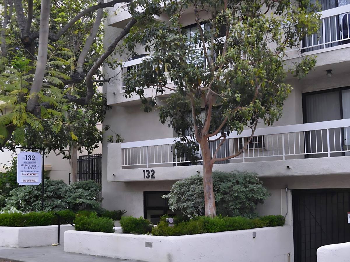 Apartment for rent at 132 S Clark Dr, Los Angeles, CA 90048