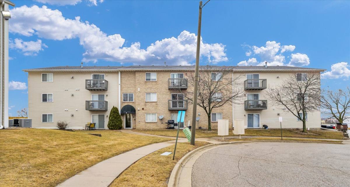 Apartment for rent at 1-6 Rainbow Circle, Bloomington, IL 61704