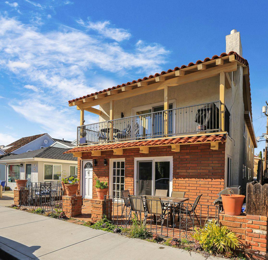 Apartment for rent at 131 Opal Ave, Newport Beach, CA 92662