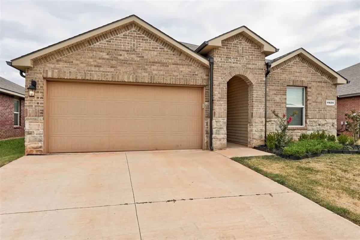 House for rent at 11609 SW 40th St, Mustang, OK 73064