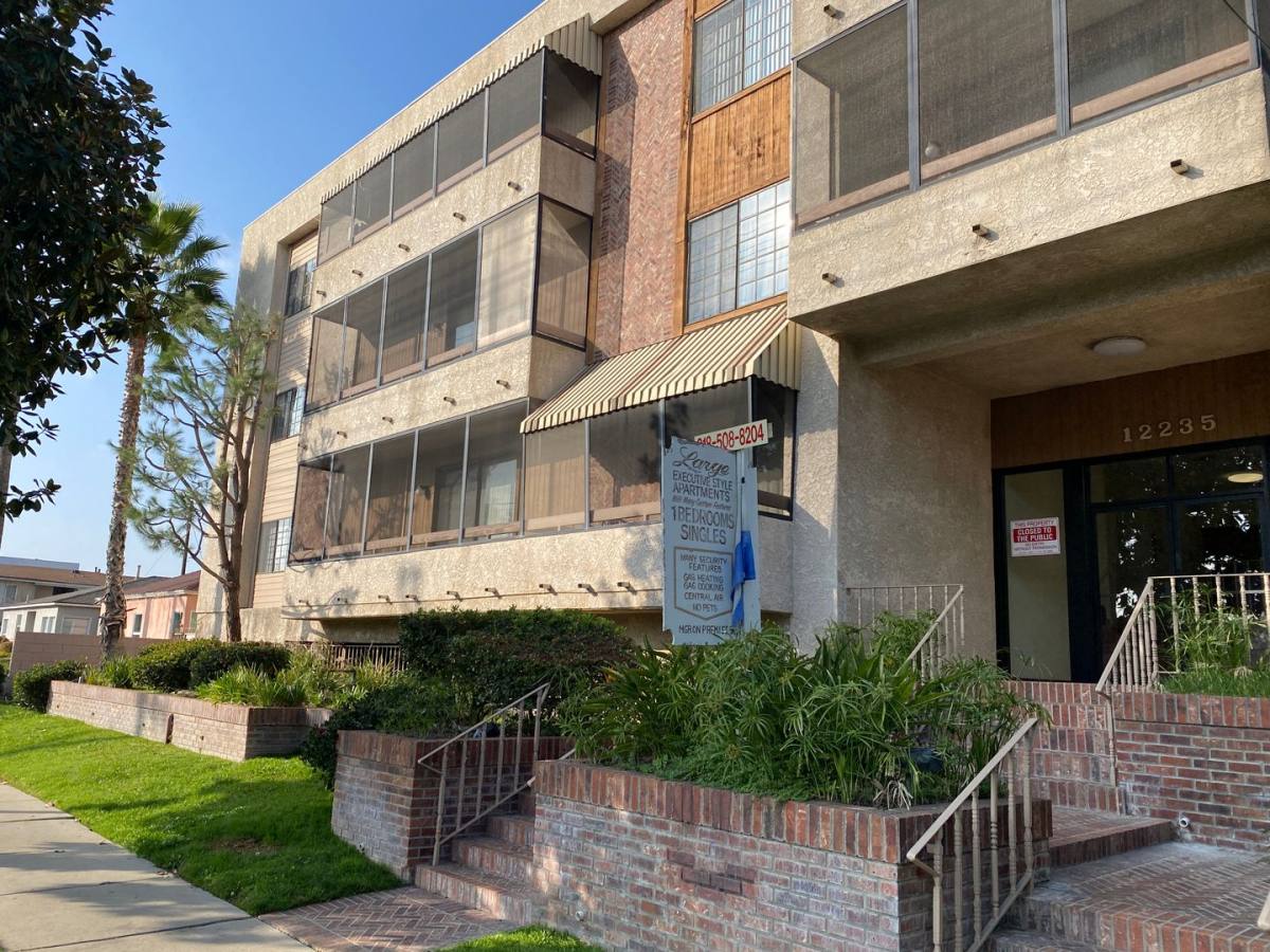Apartment for rent at 12235 Magnolia Blvd, Valley Village, CA 91607