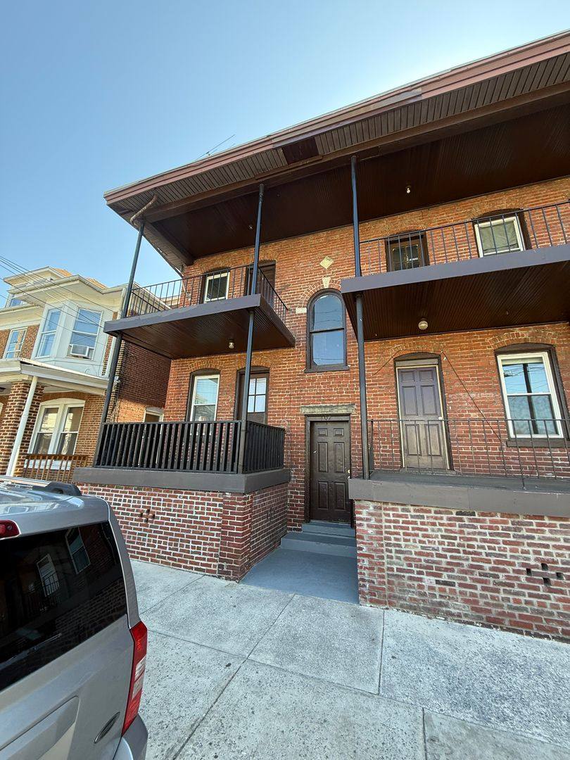 Apartment for rent at 400-402 Mitchell Ave, Hagerstown, MD 21740