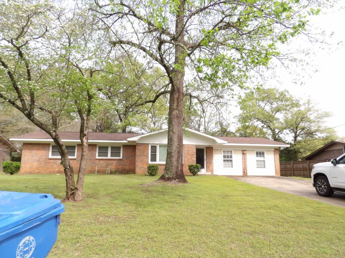 House for rent at 220 Yellow Leaf Dr, Enterprise, AL 36330