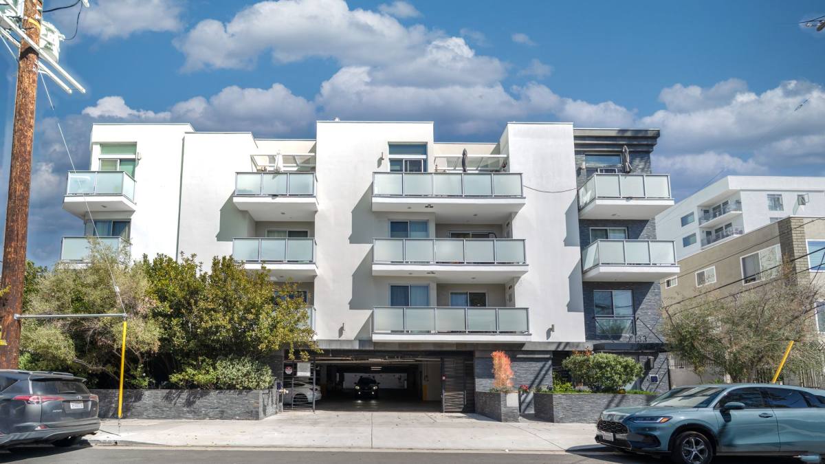 Condo for rent at 7133 Hawthorn Ave, Los Angeles, CA 90046