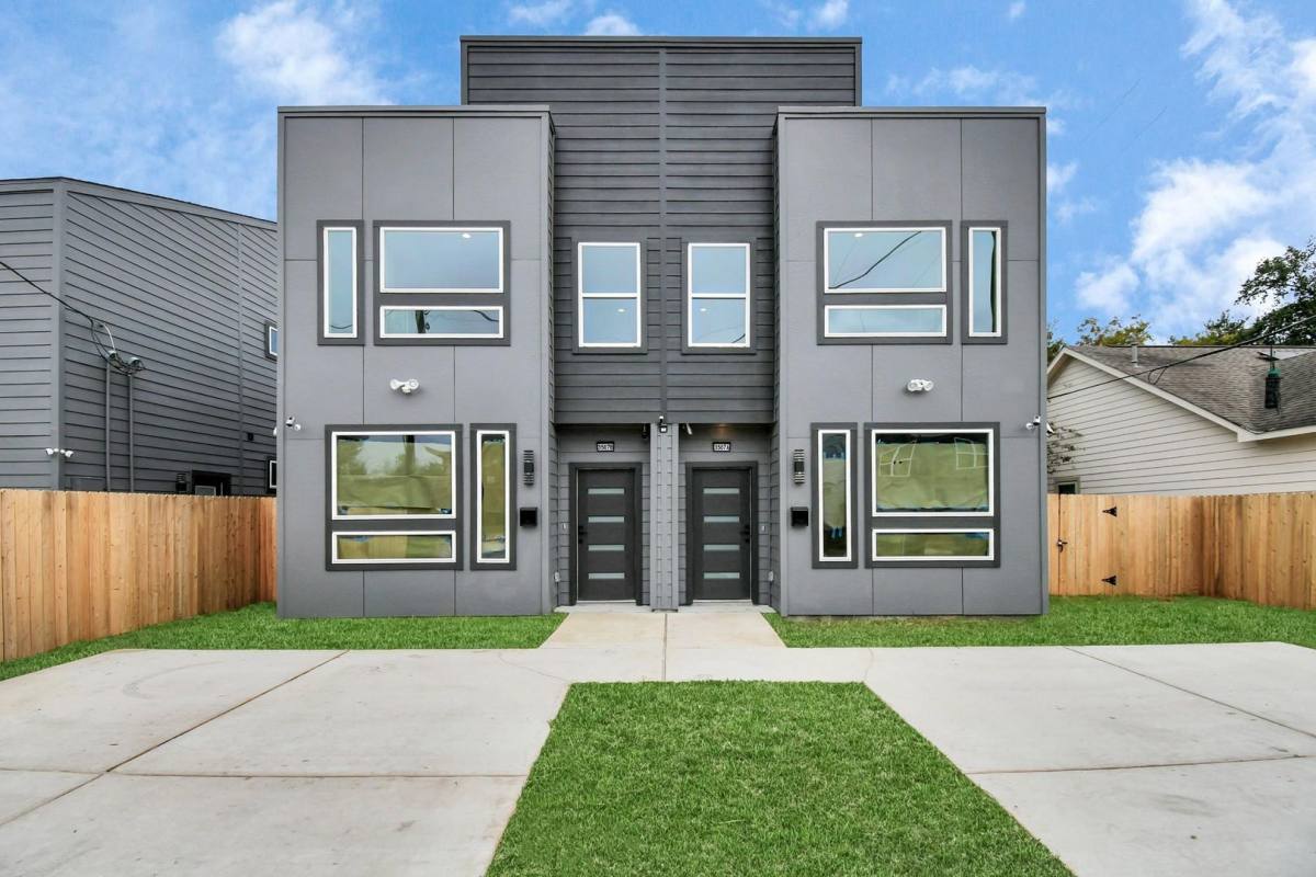 Townhouse for rent at 9315 Ashville Dr, Houston, TX 77051