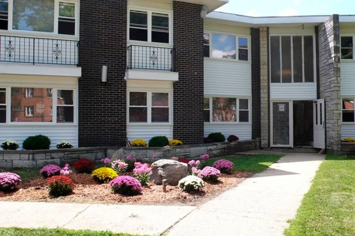 Apartment for rent at 2035 Georgetown Lane, Waukegan, IL 60085