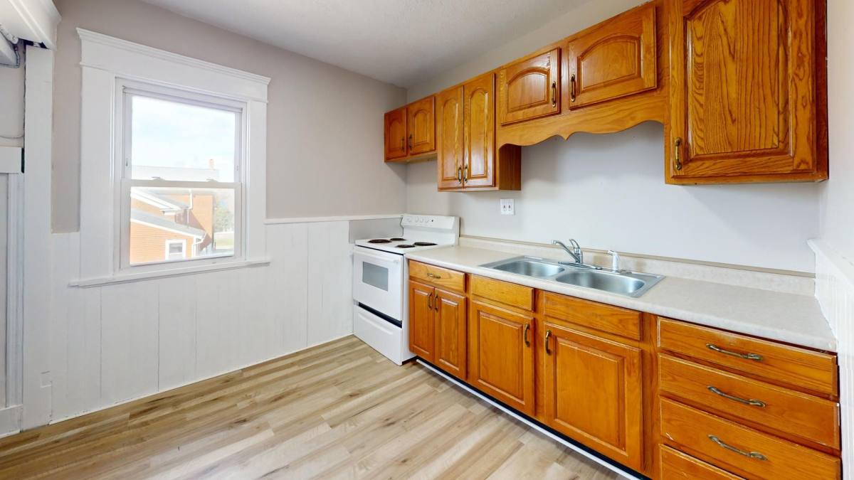 Apartment for rent at 124 S Haines Ave, Alliance, OH 44601