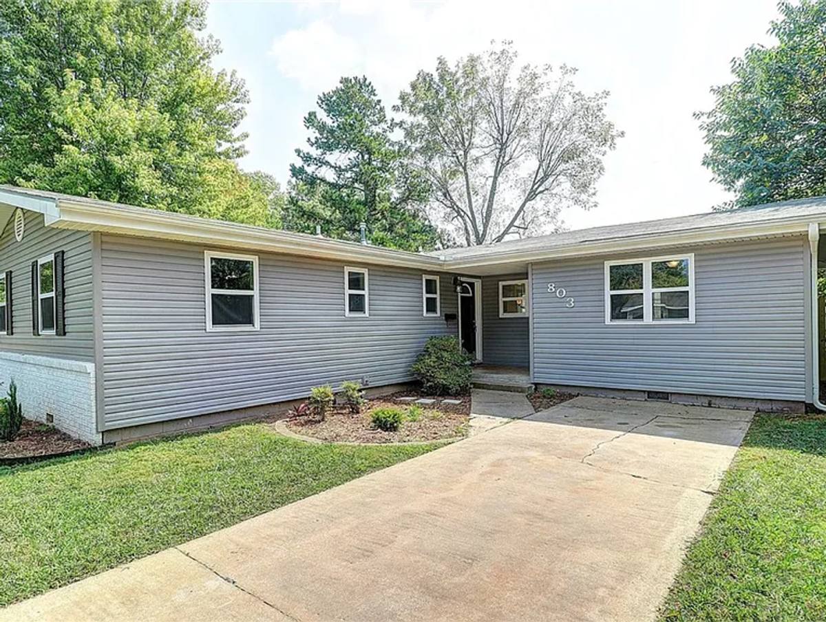 House for rent at 803 NW 9th St, Bentonville, AR 72712