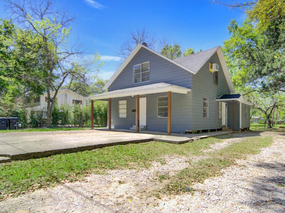 Apartment for rent at 313 N Beauregard St #2 Bottom Right, Alvin, TX 77511