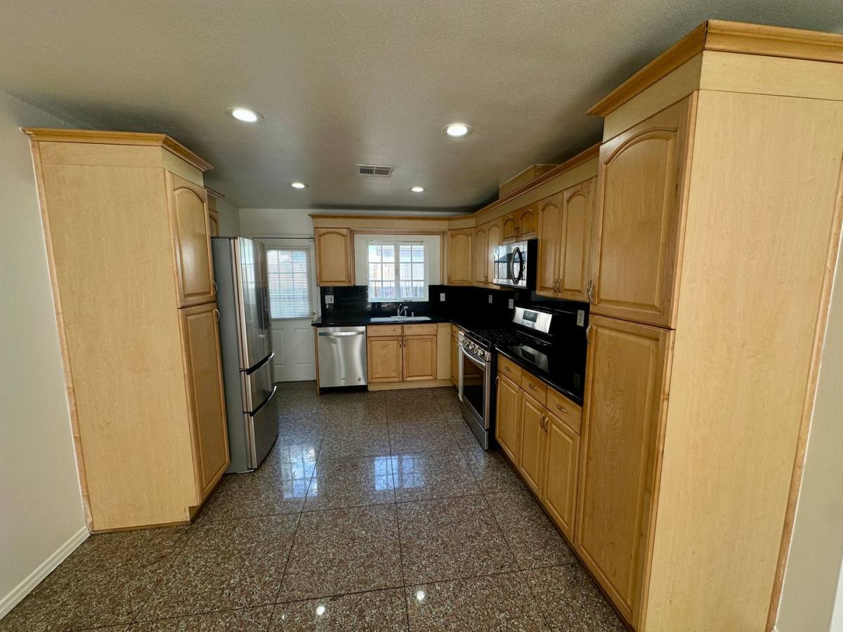 Apartment for rent at 4784-4786 Topanga Canyon Blvd, Woodland Hills, CA 91364