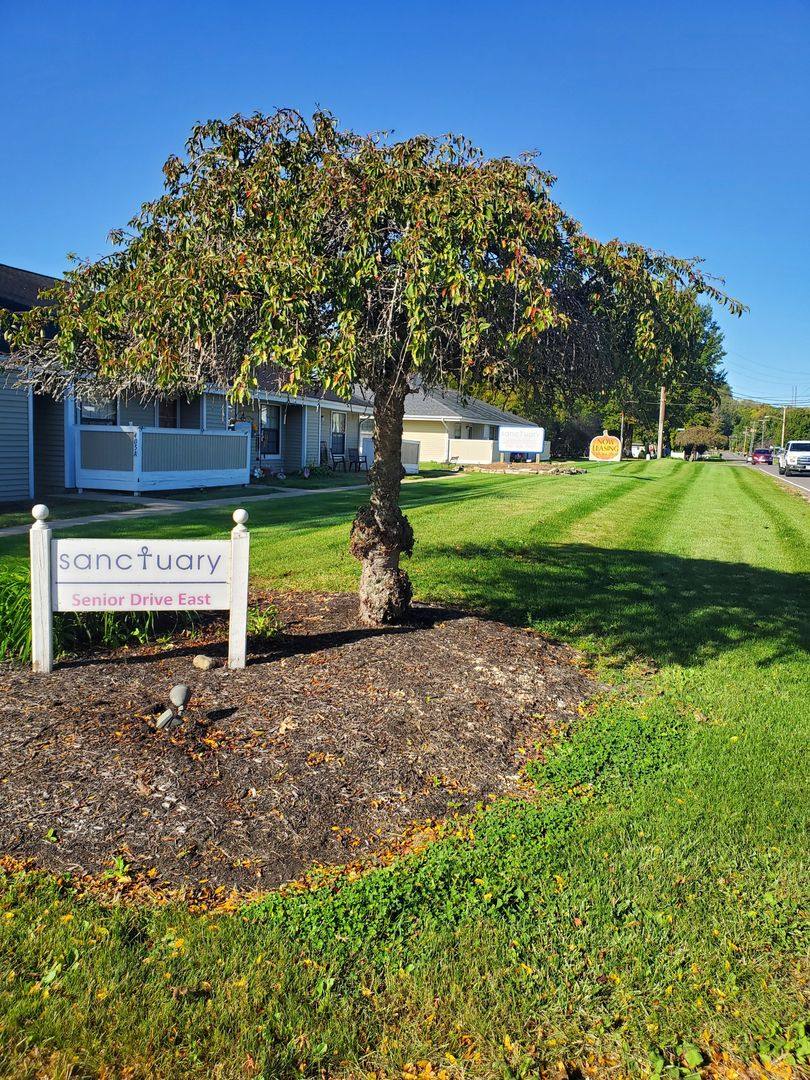Apartment for rent at 425 Senior Dr E, Newark, OH 43055