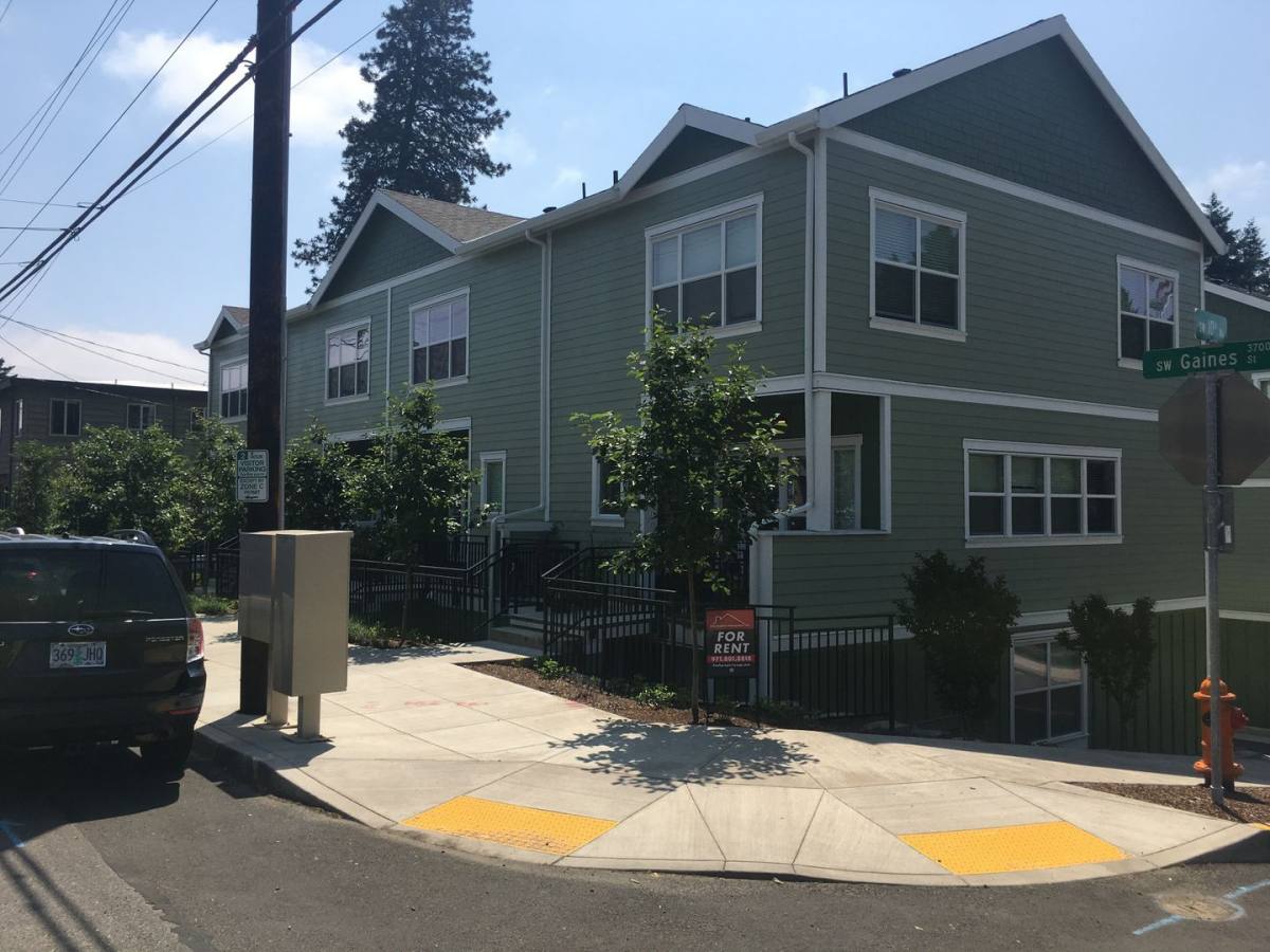 Townhouse for rent at 956 SW Gaines St, Portland, OR 97239