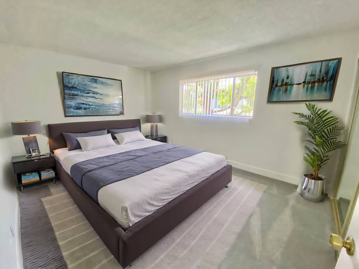 Apartment for rent at 11963 Walnut Lane, Los Angeles, CA 90025