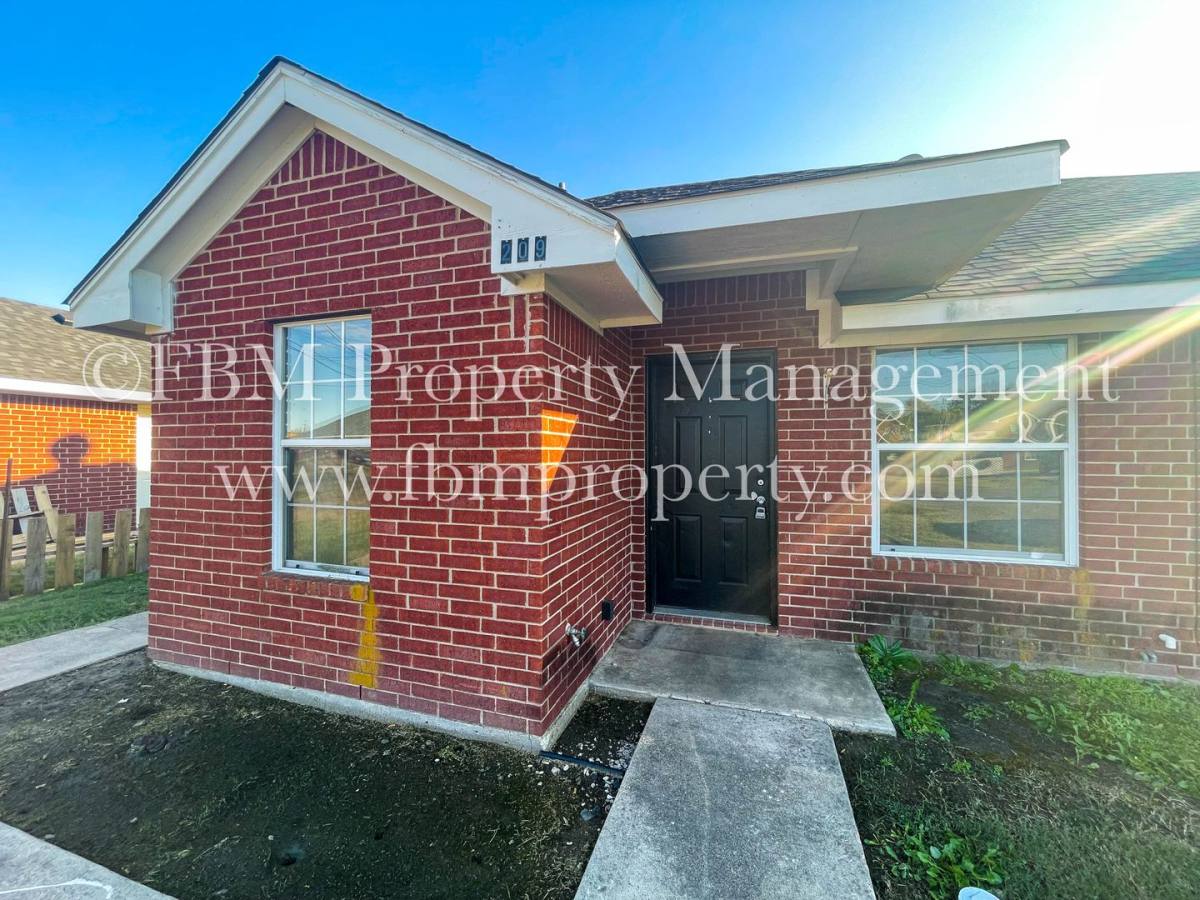 Townhouse for rent at 209 & 211 W Lamar St, Palmer, TX 75152