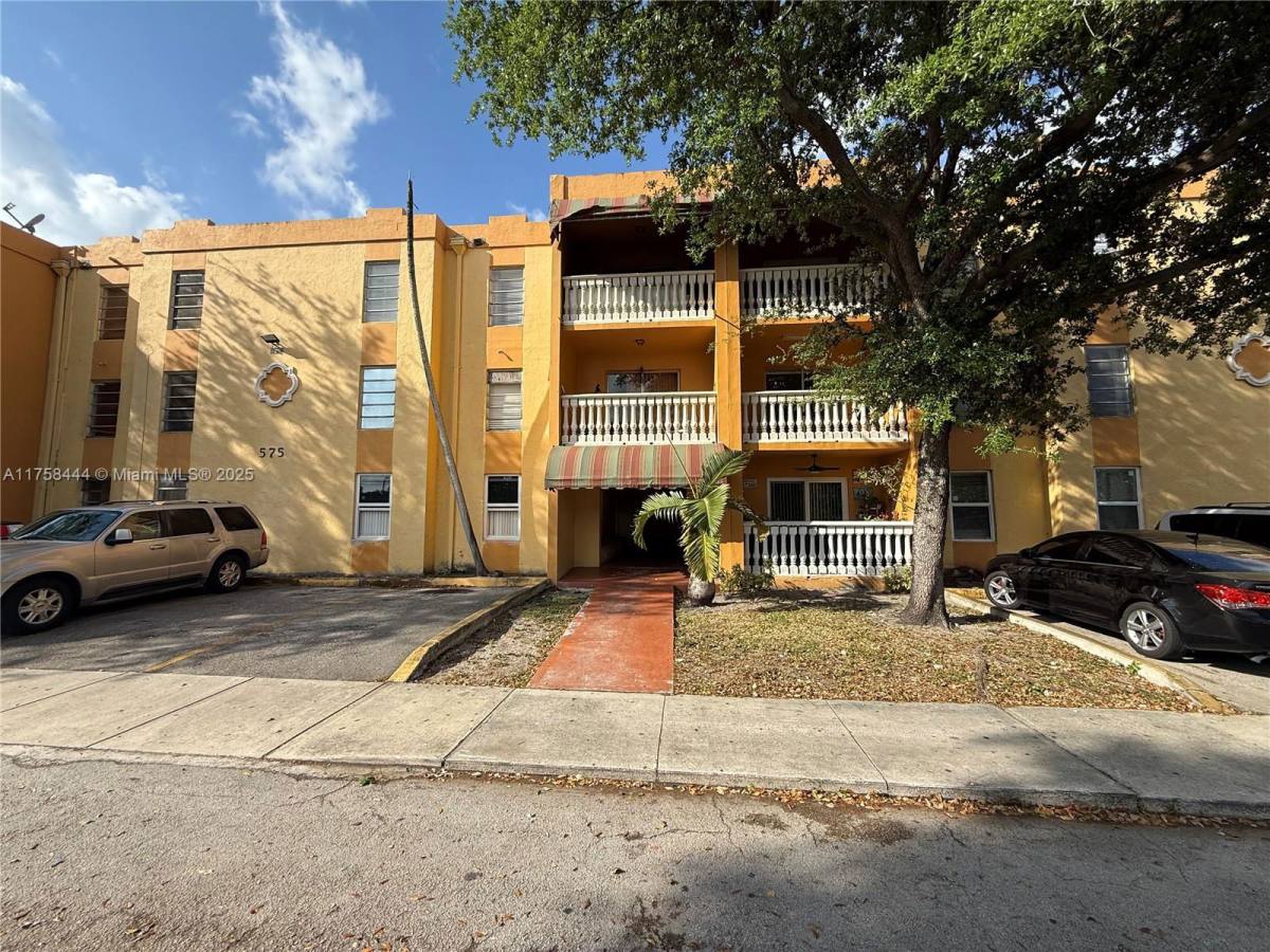 Apartment for rent at 575 W 69th St #200, Hialeah, FL 33014