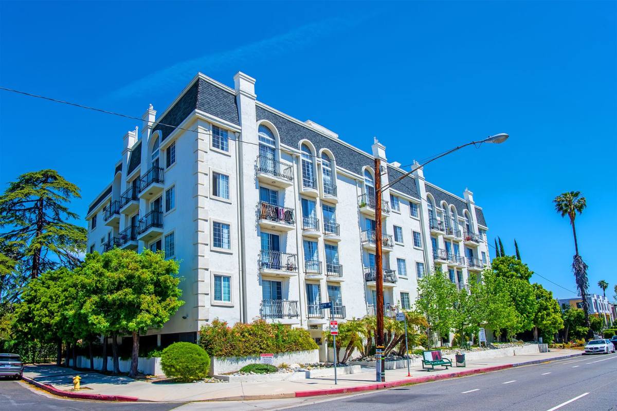 Apartment for rent at 11915 Riverside Dr, Valley Village, CA 91607