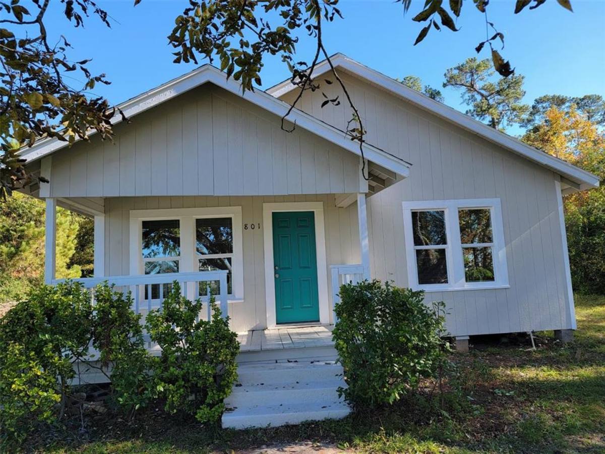 House for rent at 801 S Travis Ave, Cleveland, TX 77327