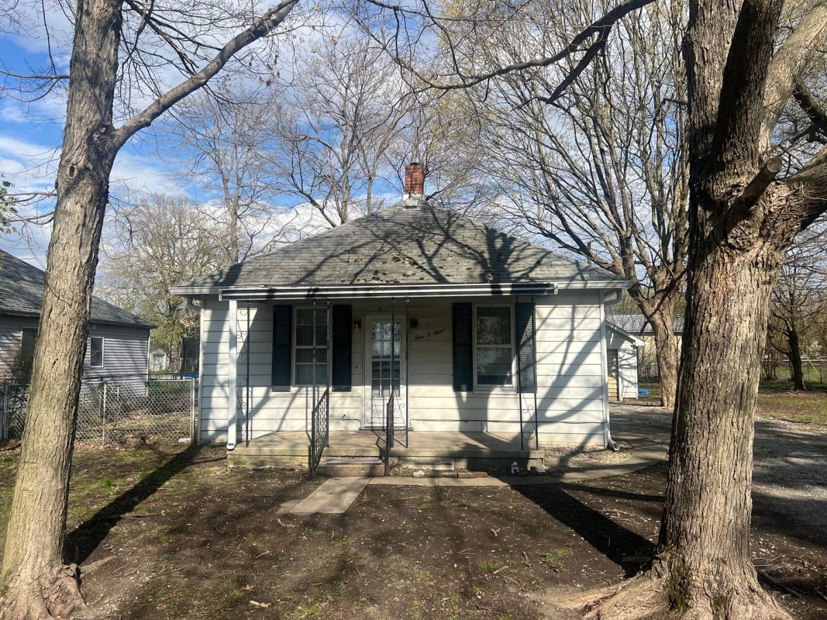 Apartment for rent at 104 S W, Stonington, IL 62567