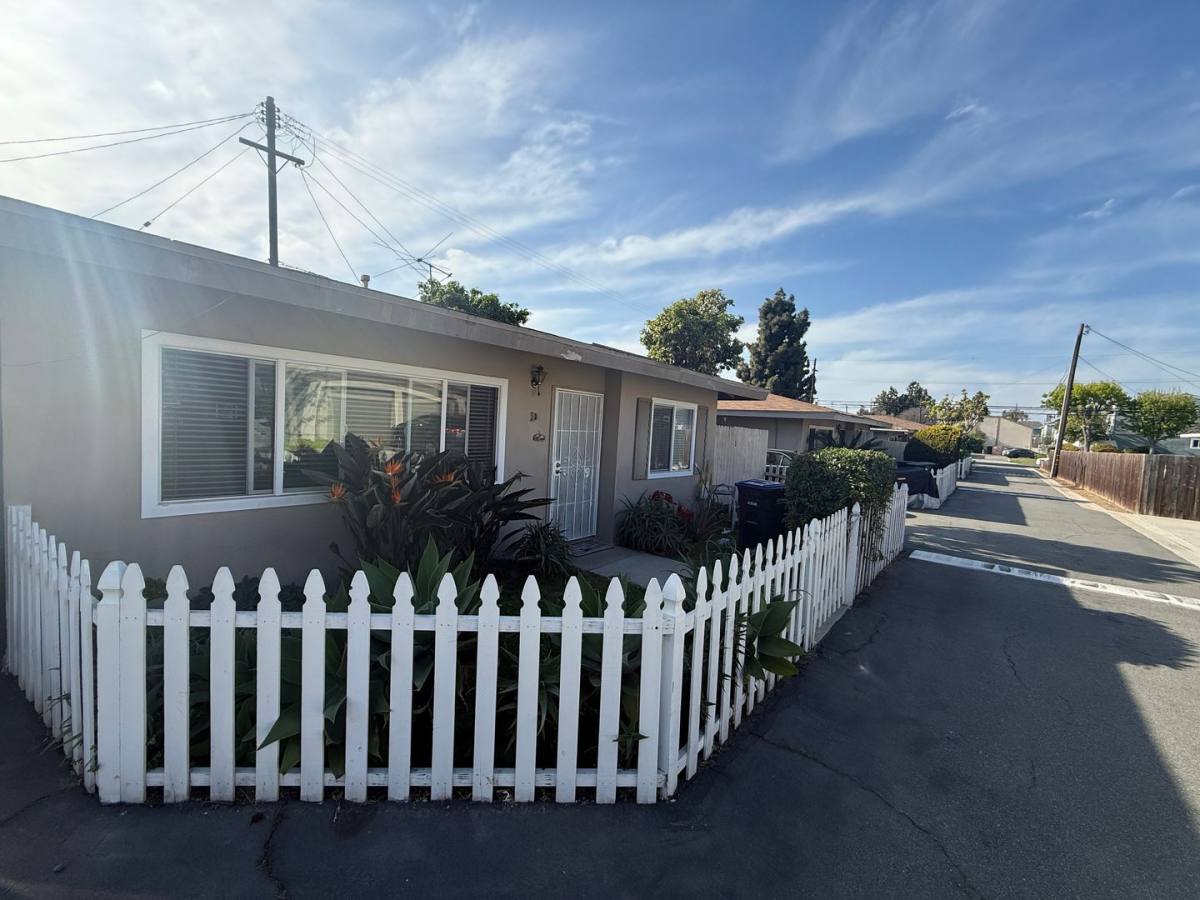 Apartment for rent at 221-33 Avocado Ave, Costa Mesa, CA 92627