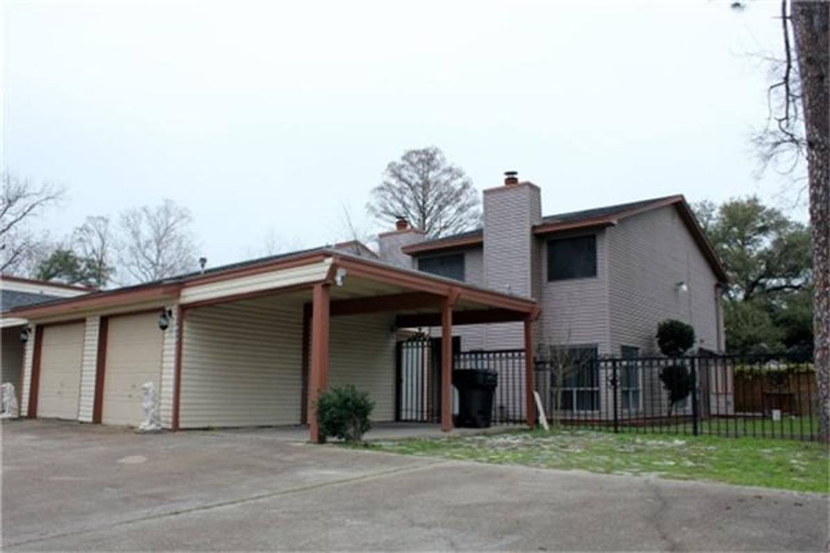 Townhouse for rent at 1839 Sherwood Forest St, Houston, TX 77043