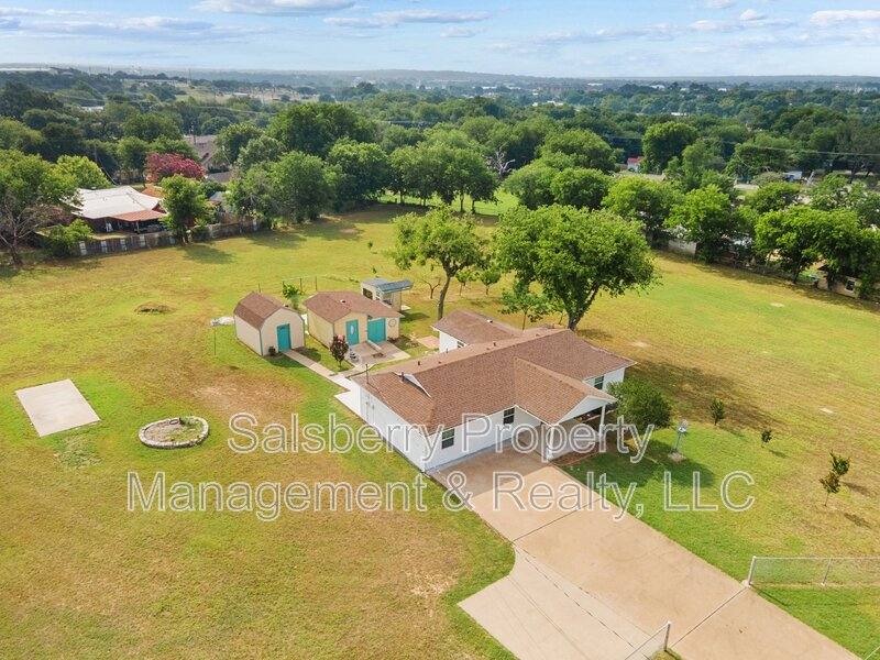 House for rent at 744 N Crockett St, Granbury, TX 76048