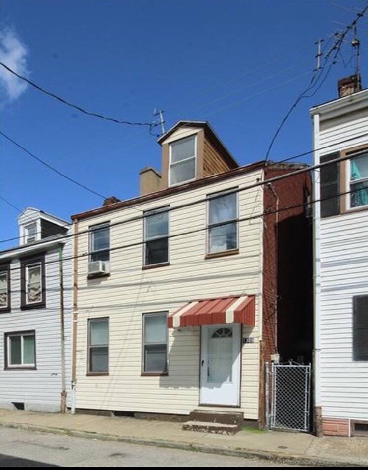 House for rent at 1709 Larkins Way, Pittsburgh, PA 15203