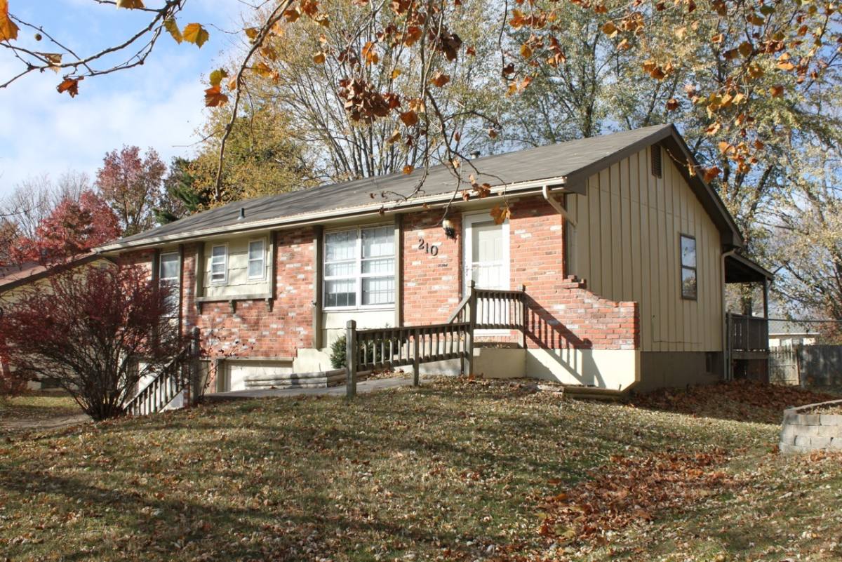 House for rent at 210 NE 88th St, Kansas City, MO 64155