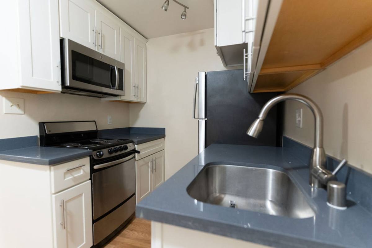 Apartment for rent at 200 E 15th St, Oakland, CA 94606