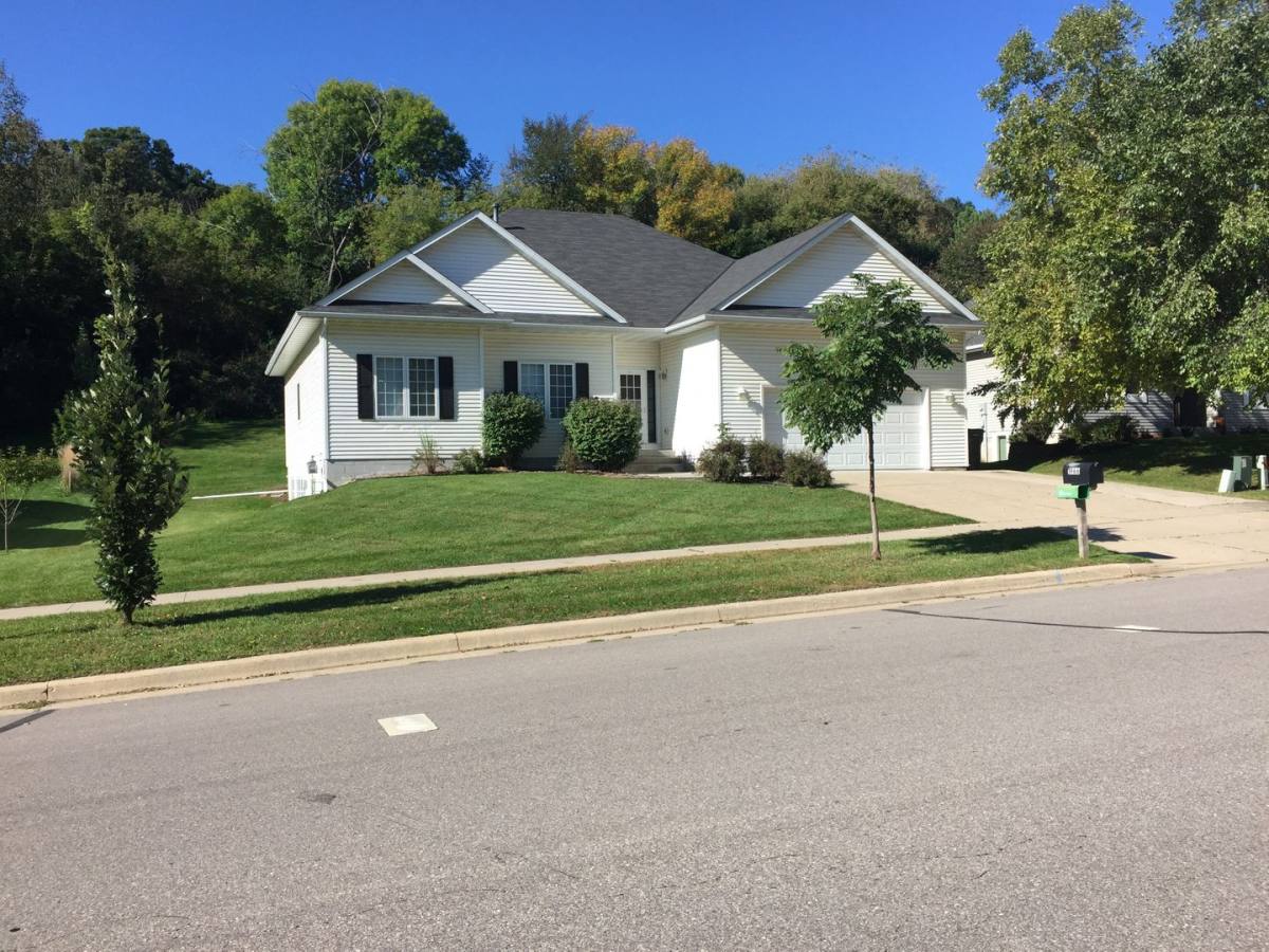 House for rent at 1966 Fox Valley Dr SW, Rochester, MN 55902