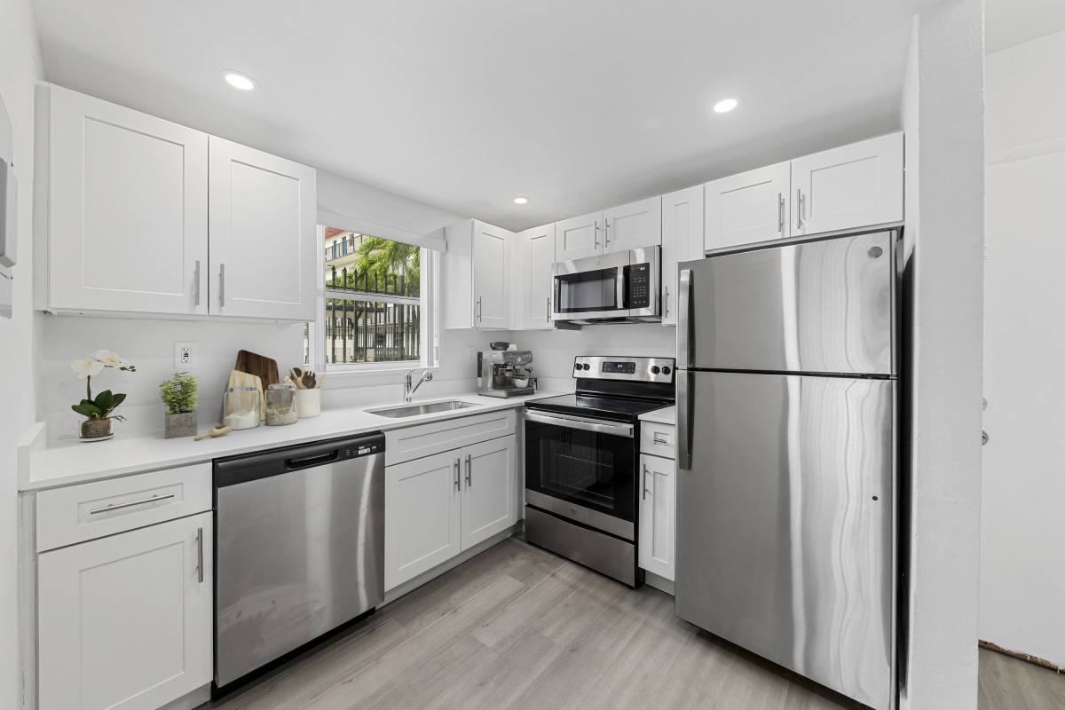 6975 W 16th Ave, Hialeah, FL 33014