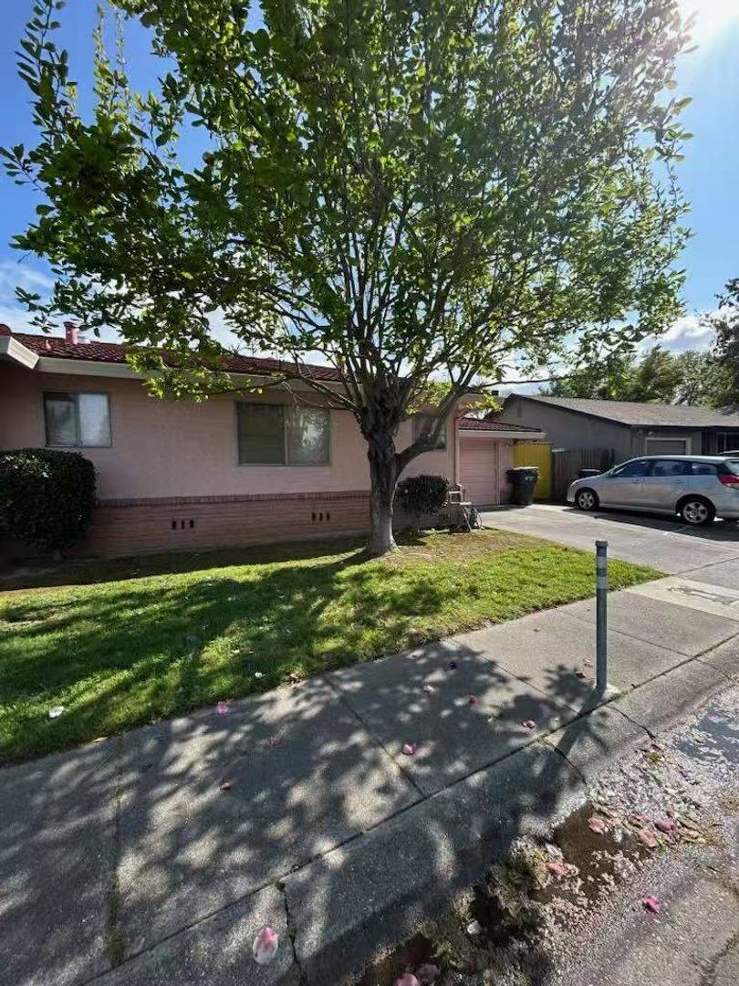 House for rent at 916 Bell Air Dr, Sacramento, CA 95822