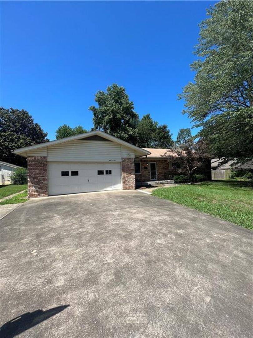 House for rent at 1205 W Oak St, Rogers, AR 72756