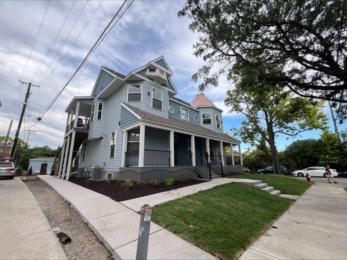Apartment for rent at 916 6th St SE, Minneapolis, MN 55414