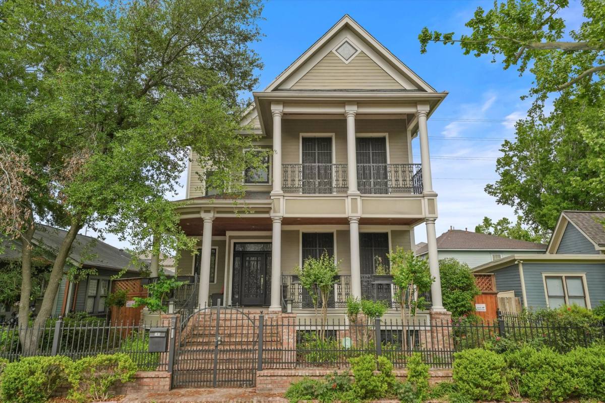 Apartment for rent at 945 Waverly St, Houston, TX 77008