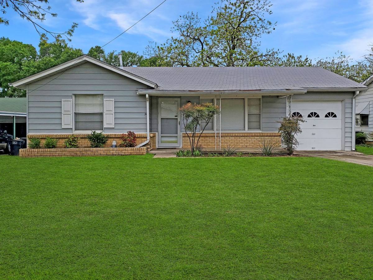House for rent at 208 Westfork Dr S, Fort Worth, TX 76114