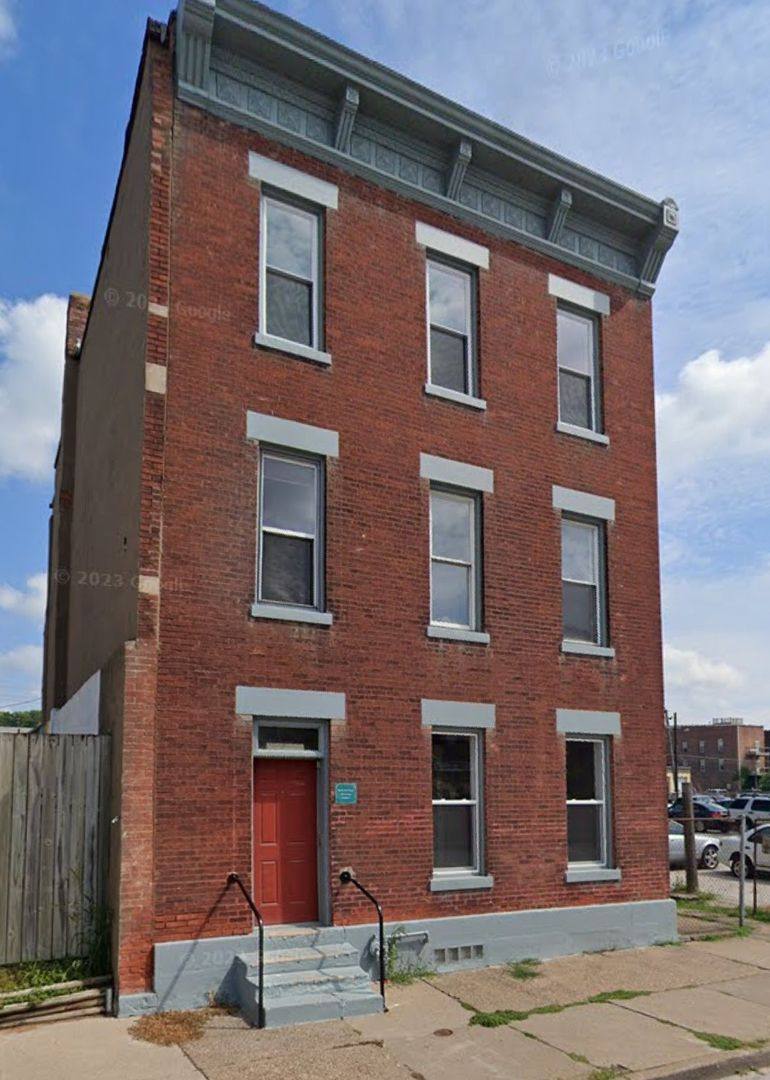 Apartment for rent at 816 W 2nd St, Davenport, IA 52802