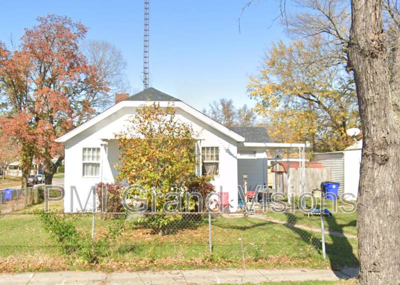 House for rent at 1404 E Cantrell St, Decatur, IL 62521