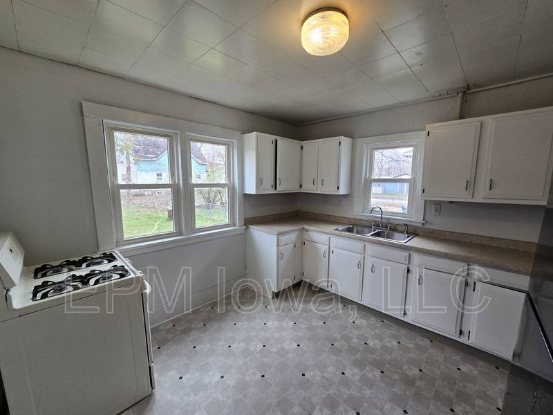 House for rent at 917 Fairview Ave, Waterloo, IA 50703