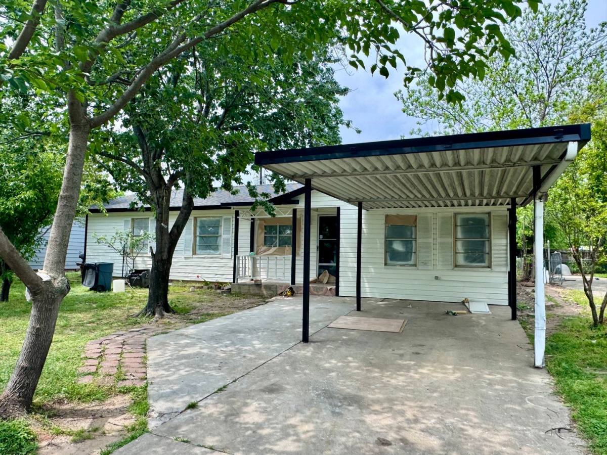 House for rent at 1917 Hemlock Dr, Haltom City, TX 76117
