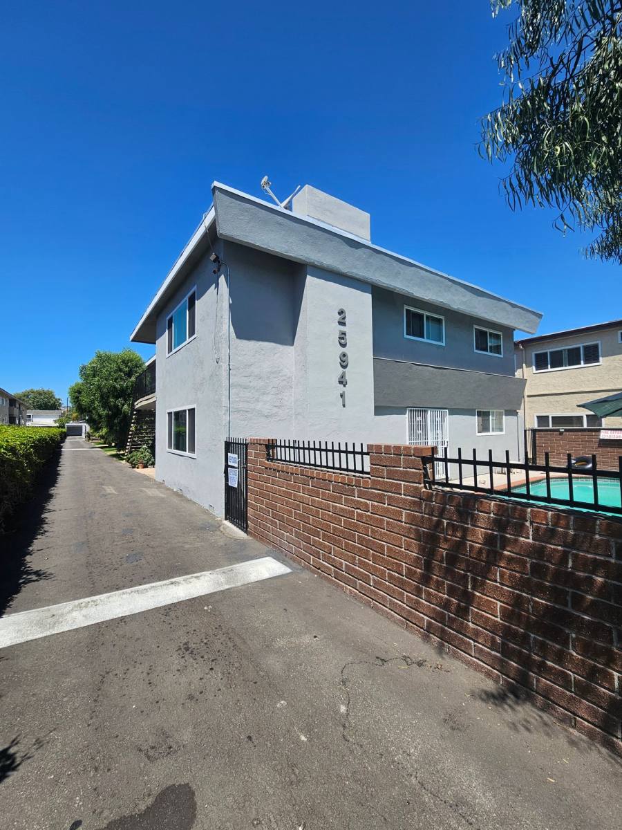 Apartment for rent at 25941 Narbonne Ave, Lomita, CA 90717